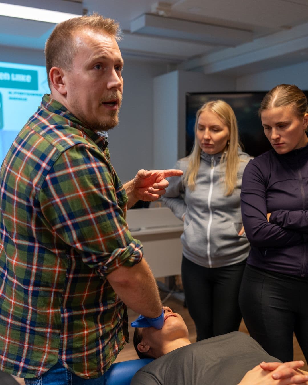 Janne Säkkinen opettaa koulutuspäivässä